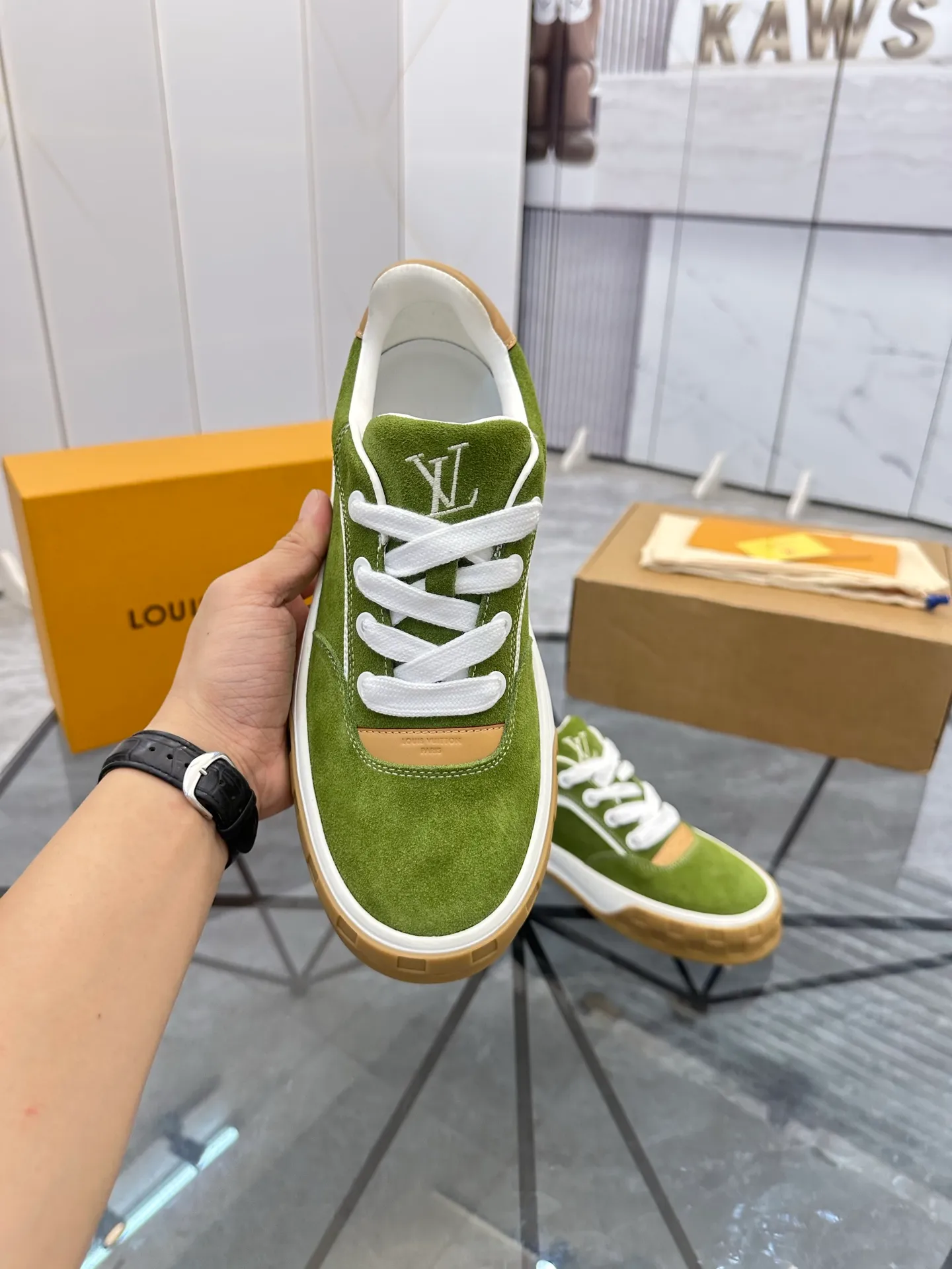 Men's shoes for sale 💰: 💰P660¥ Top quality Comes with airplane case Product trademark: LV* "Louis Vuitton*" low-top casual shoes Regular size: 35-44 (can be customized to 45) Couple style Product materials: imported nubuck leather upper, sheepskin lining, original outsole. Number: 819